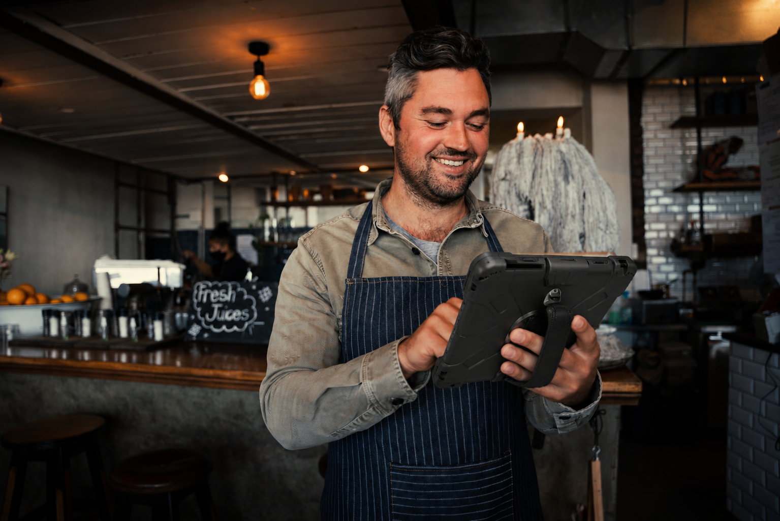 Comerciante operando tablet com tecnologia Transire
